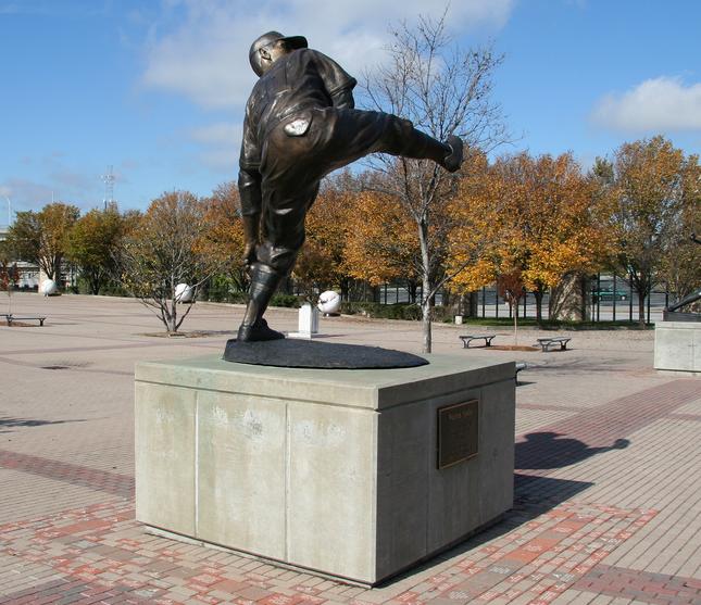 Warren_Spahn_Turner_Field_Statue